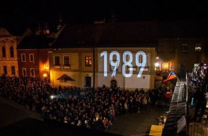 17. listopad - happening před Klicperovým divadlem 17. listopad - happening před Klicperovým divadlem