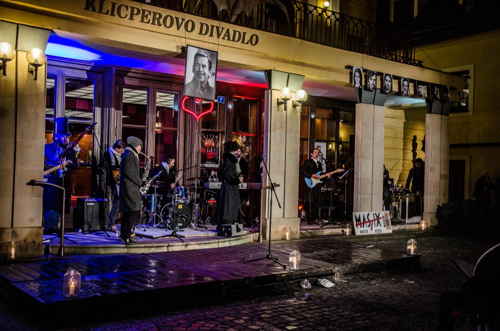 17. listopad v Klicperově divadle
