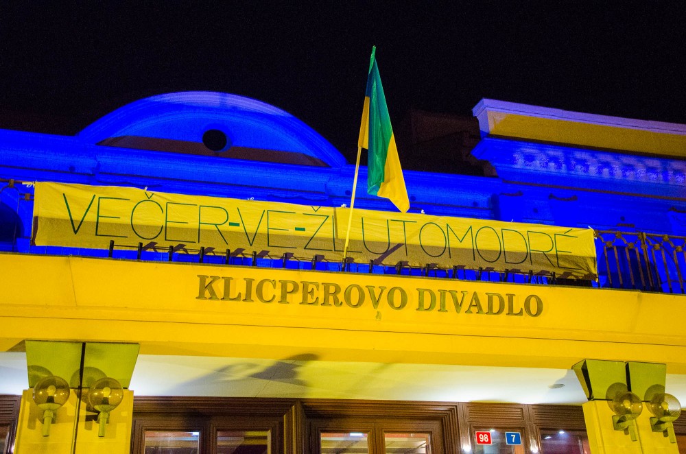 Večer ve žlutomodré přilákal stovky lidí